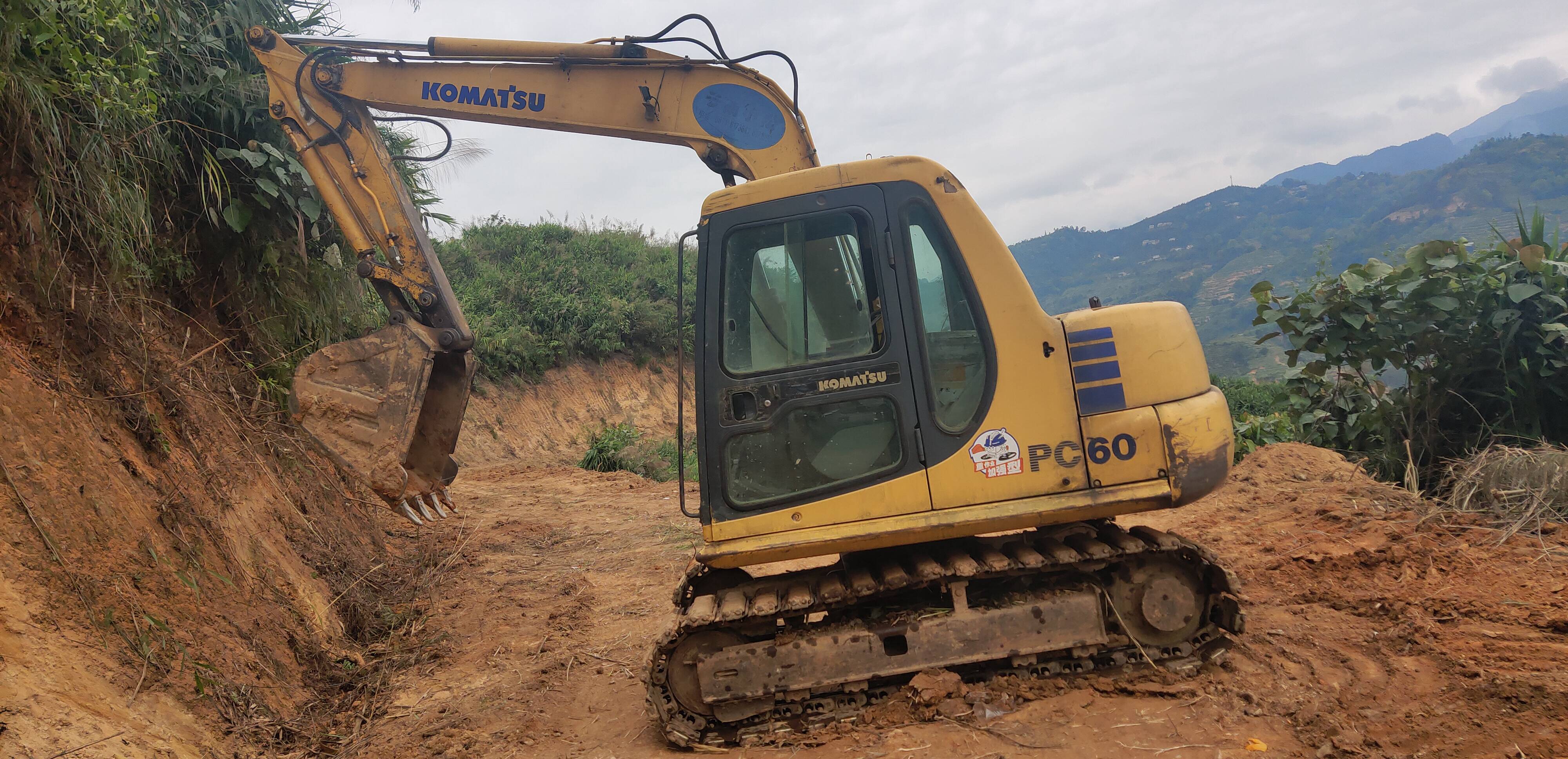 a: 1,该小松60-7生产日期为2009年10月7日,整车动作都比较正常,客户换