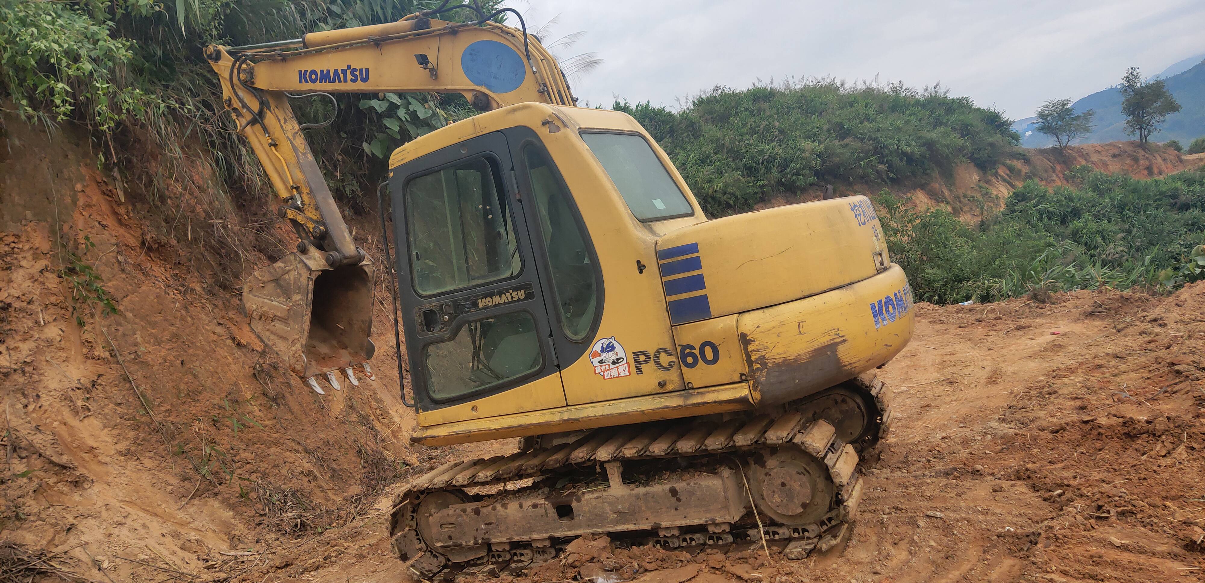 a: 1,该小松60-7生产日期为2009年10月7日,整车动作都比较正常,客户换