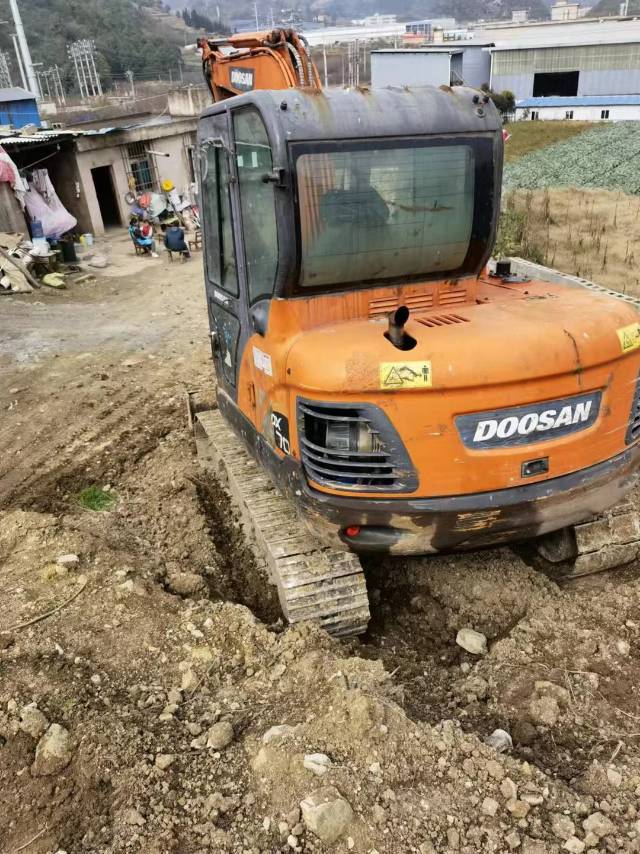 斗山DX60二手履带式挖掘机