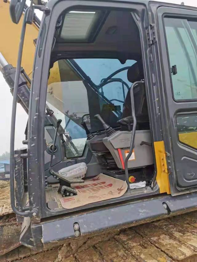 徐工XE270D履带式挖掘机