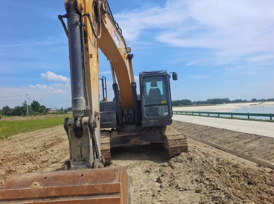 徐工XE215DA履带式挖掘机