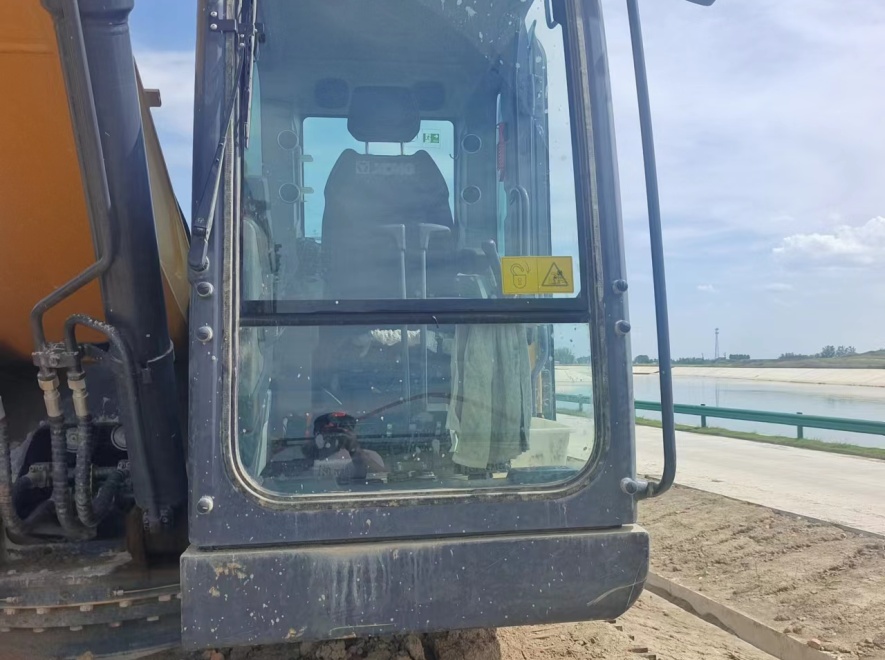 徐工XE215DA履带式挖掘机